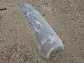 Plastikowe przedmioty początkowo pływają w niezmienionych kształtach, z czasem przekształcają się w drobne granulki, niebezpieczne dla zwierząt morskich, gdy trafią do ich przewodu pokarmowego. Fot. anriro96, źródło: http://www.flickr.com
